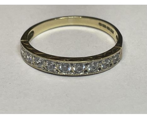 A 9 CARAT GOLD RING WITH NINE IN LINE CUBIC ZIRCONIAS SIZE N/O 