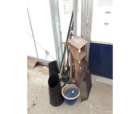 A COLLECTION OF ITEMS TO INCLUDE A VINTAGE THREE RUNG STEP LADDER, TWO COAL BUCKETS, GARDEN TOOLS, ETC 