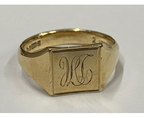 A 9CT YELLOW GOLD GENTS SIGNET RING, SIZE T, WEIGHT 6.89G 