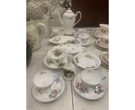 A QUANTITY OF CUPS AND SAUCERS TO INCLUDE SHELLEY, HAMMERSLEY, A ROSLYN CHINA COFFEE POT, SERVING PLATES, ETC 