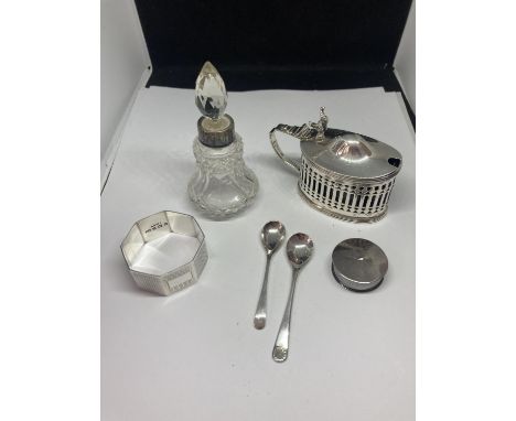 VARIOUS ITEMS OF HALLMARKED SILVER TO INCLUDE A CHESTER PILL BOX AND MUSTARD POT WITH BLUE GLASS LINER, BIRMINGHAM NAPKIN RIN