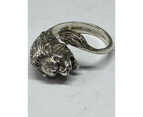 A SILVER RING IN A LION DESIGN WITH PRESENTATION BOX 