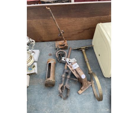 AN ASSORTMENT OF VINTAGE ITEMS TO INCLUDE A DOOR KNOCKER AND ENGINEERS STAND ETC 