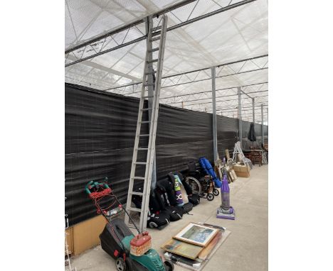 AN ALUMINIUM 32 RUNG EXTENDABLE DOUBLE LADDER 