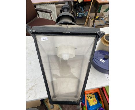 A VINTAGE STYLE METAL COURTYARD LIGHT FITTING 