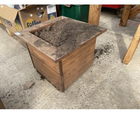 AN EX DISPLAY CHARLES TAYLOR PLANTER *PLEASE NOTE VAT TO BE CHARGED ON THIS ITEM* 