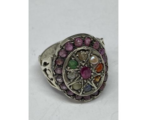 A SILVER RING WITH DECORATIVE COLOUR STONES IN A PRESENTATION BOX 