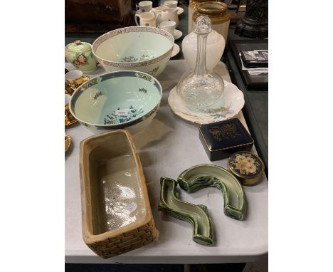 A MIXED LOT TO INCLUDE TWO LARGE ADAMS CALYX WARE BOWLS 'SINGAPORE BIRD', A BLACK AND GILT BOX WITH LION DECORATION, ETCHED G
