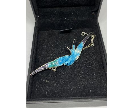 A SILVER AND ENAMEL BLUE BIRD BROOCH IN A PRESENTATION BOX 