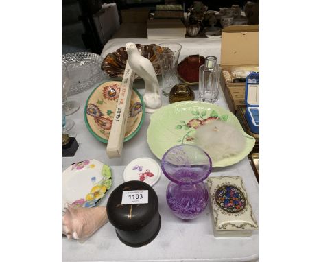 A MIXED LOT TO INCLUDE CERAMIC PLATES, WOODS, CARLTONWARE, ETC, PLUS GLASS VASES, ATREENBOX, CERAMIC BIRD, ETC 