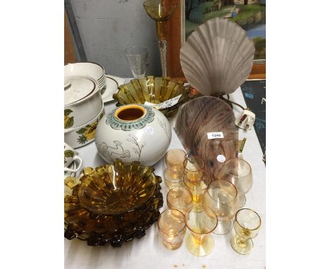 A MIXED LOT TO INCLUDE AMBER GLASS BOWLS AND DISHES, A BRASS LAMP WITH A GLASS 'SHELL' SHADE, A LARGE GLASS WITH TWISTED GLAS