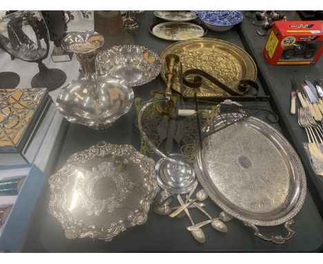 A QUANTITY OF SILVER PLATE AND BRASS ITEMS TO INCLUDE TRAYS, AN EPERGNE, CANDLESTICK A/F, BRACKETS, ETC 