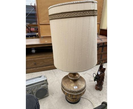 A LARGE DECORATIVE GILT COLOURED CERAMIC TABLE LAMP WITH LARGE CREAM SHADE 