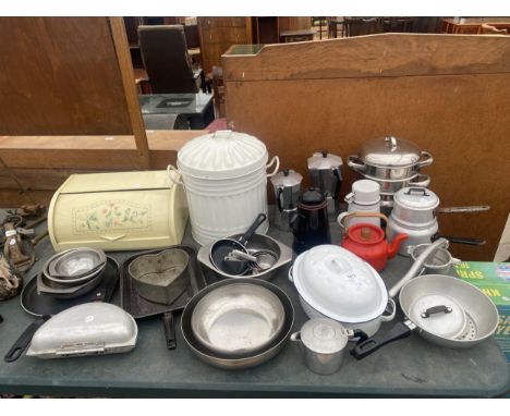 A LARGE ASSORTMENT OF KITCHEN ITEMS TO INCLUDE STAINLESS STEEL PANS, ENAMEL COOKING POT, ETC 