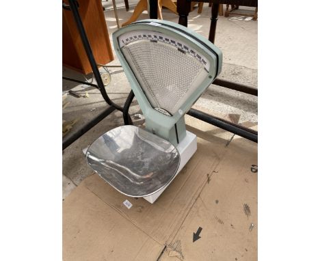 A VINTAGE SET OF AVERY SHOP SCALES 