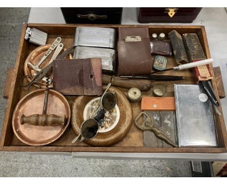 A MIXED LOT TO INCLUDE A CHROMIUM PLATED BRUSH SET, VINTAGE CUT THROAT RAZOR, CIGARETTE LIGHTER, TOFFEE HAMMERS, VINTAGE BOTT