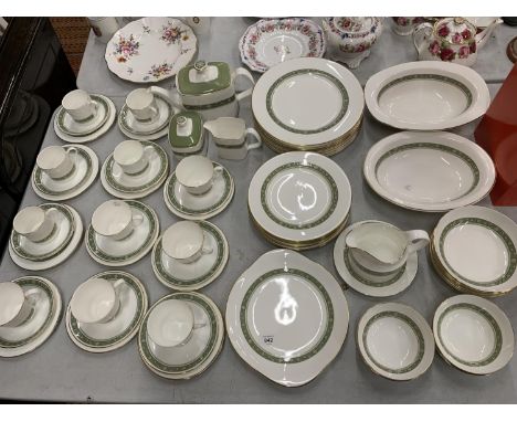 A LARGE ROYAL DOULTON 'RONDELAY' DINNER SERVICE TO INCLUDE VARIOUS SIZES OF PLATES AND BOWLS, SERVING DISHES, A SERVING PLATE