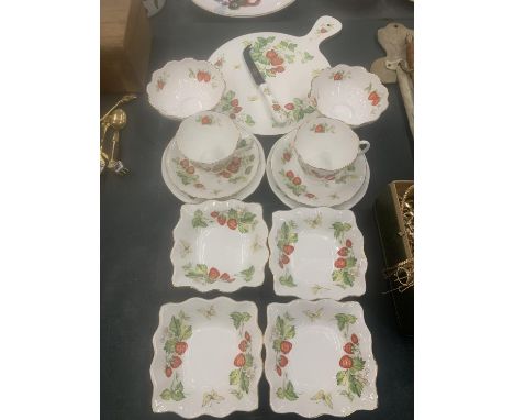 A QUANTITY OF QUEEN'S 'VIRGINIA STRAWBERRY' TEAWARE TO INCLUDE A CHOPPING BOARD AND CHEESE KNIFE, CUPS, SAUCERS, SIDE PLATES,