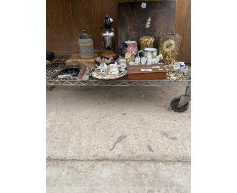 AN ASSORTMENT OF VINTAGE ITEMS TO INCLUDE CERAMIC FIGURES, PHOTO FRAMES AND A CARRIAGE CLOCK ETC 
