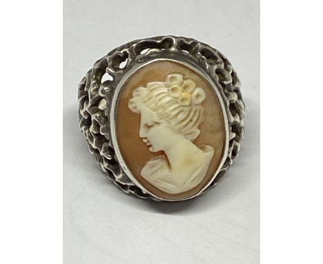 A LARGE SILVER RING WITH CAMEO 