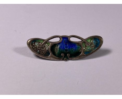 AN ART NOUVEAU BIRMINGHAM HALLMARKED SILVER &amp; ENAMEL BROOCH 