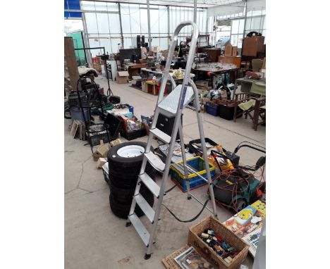 A FIVE RUNG ALUMINIUM STEP LADDER 