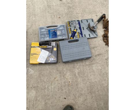 AN ASSORTMENT OF TOOLS TO INCLUDE A CHISEL SET AND A SCREW DRIVER SET ETC 