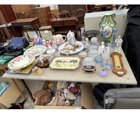 AN ASSORTMENT OF CERAMIC AND GLASSWARE ITEMS 