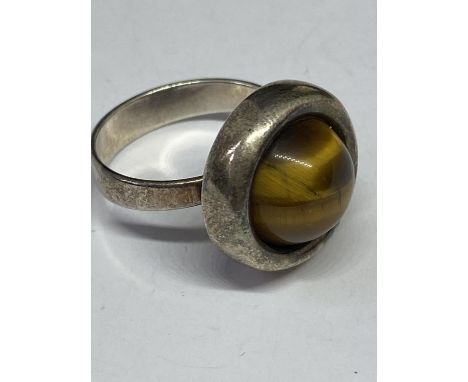 A SILVER RING WITH TIGERS EYE STONE IN A PRESENTATION BOX 