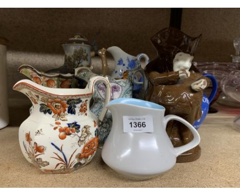 A QUANTITY OF VINTAGE JUGS TO INCLUDE WHITE HORSE WHISKY, WEDGWOOD 'EASTERN FLOWERS', CROWN DEVON FIELDINGS 'JOHN PEEL', ETC 