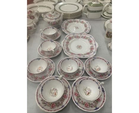 A QUANTITY OF LATE 18TH, EARLY 19TH CENTURY TEAWARE TO INCLUDE A LIDDED SUCRE BOWL, CAKE PLATES, CUPS AND SAUCERS 