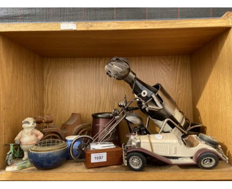 AN ASSORTMENT OF ITEMS TO INCLUDE A WINE BOTTLE HOLDER A LIGHTER AND A TANKARD ETC 