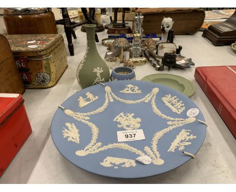 A QUANTITY OF WEDGWOOD JASPERWARE, BLUE AND GREEN, TO INCLUDE A PLATE, BUD VASE, PIN TRAY AND TEA LIGHT HOLDER 