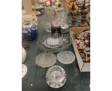 A QUANTITY OF GLASSWARE TO INCLUDE VASES, BOWLS, SCALLOP DISHES, A CAITHNESS RING STAND, SILVER PLATED SCALLOP DISH, ETC 