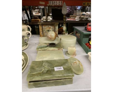 A QUANTITY OF ONYX ITEMS TO INCLUDE BOXES, A MANTLE CLOCK, TABLE LAMP, BOWLS, ETC 