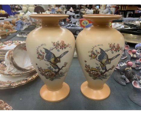 A PAIR OF VINTAGE PEACH BLUSH VASES WITH BIRD DECORATION HEIGHT 20CM 