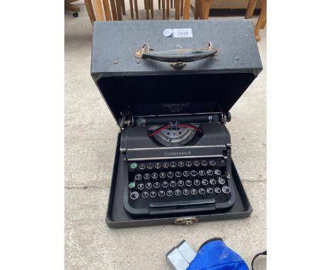 A VINTAGE CASED UNDERWOOD UNIVERSAL U.S.A TYPEWRITER 