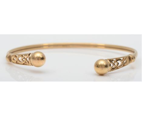 A 9ct gold torque bangle, with ball terminals, 7gm, internal 6.5 x 5.5cm 
