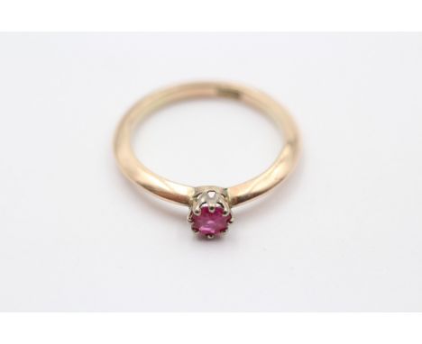 A 9ct gold and synthetic ruby single stone ring, N, 2.6gm 