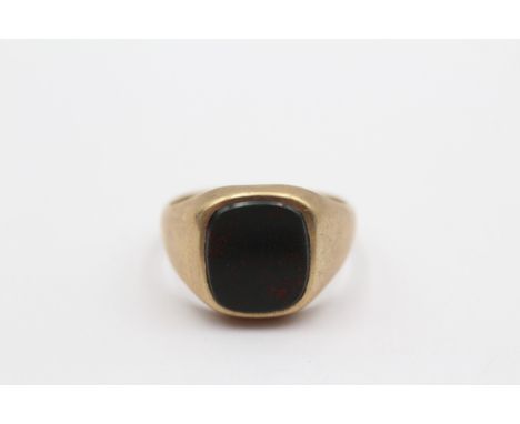 A vintage 9ct gold and bloodstone signet ring, O, 4.2gm 