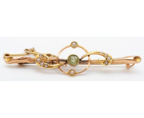 An Edwardian 15ct gold peridot and half pearl bar brooch, Chester 1907, 1.8gm 