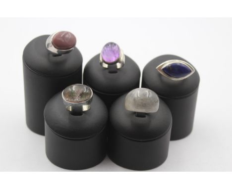 A silver and amethyst cabochon dress ring, Q and four other gemset rings, 76gm 