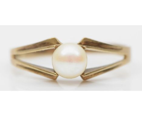 A 9ct gold and cultured pearl single stone ring, P, 1.4gm 