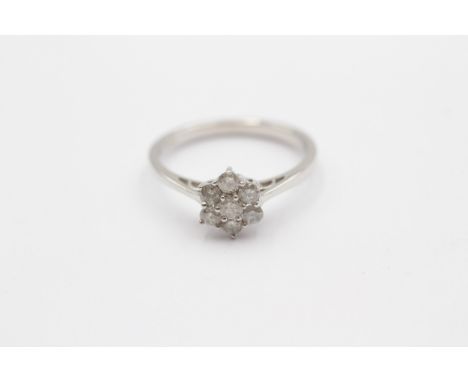 A 9ct white gold and brilliant cut diamond cluster ring, estimated weight 0.40cts, colour J/K, clarity Si1/2P 1/2, 2.6gm 