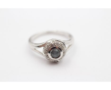 A 9ct white gold cabochon blue stone and diamond cluster ring, N, 3.3gm 