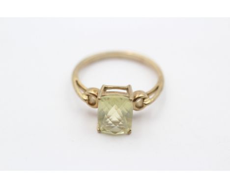 A 9ct gold and quartz single stone ring, 9 x 7mm, N, 2.6gm 