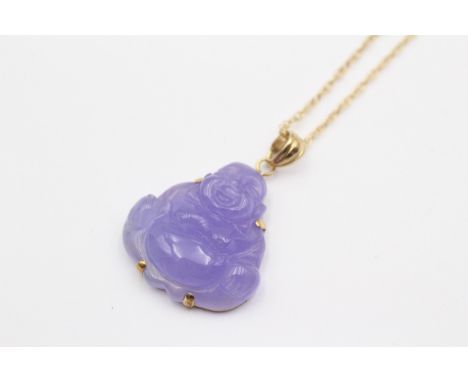 A 14K gold mounted stained lavender jadeite Buddha pendant, 23 x 22mm, 9ct gold chain. 