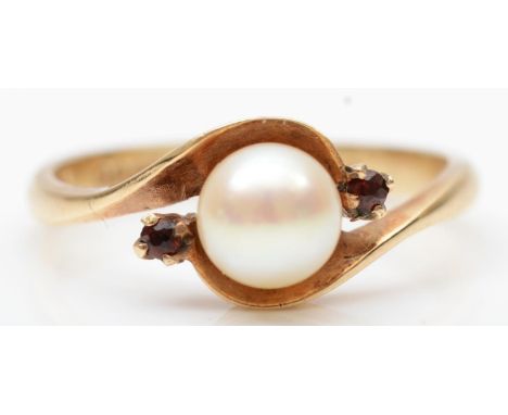 A 9ct gold cultured pearl and garnet ring, N, 2.6gm 