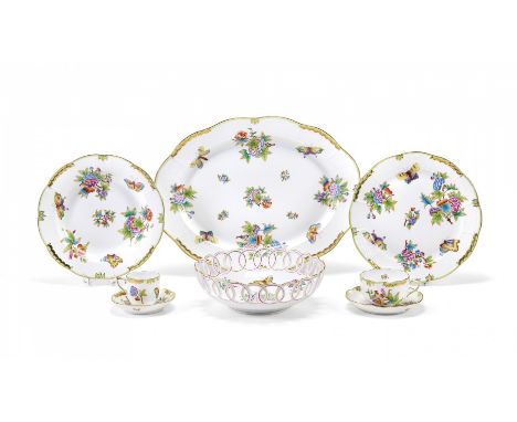 PORCELAIN DINNER SERVICE Herend, XX secolo Queen Victoria dinner service for twelve people with double flat dish, completed b