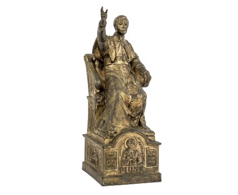 Skulptur von Papst Pius X. mit Spielwerk, 1. H. 20. Jh. Metallguss, Vergoldung nur noch fragmentarisch erhalten. Dargestellt 